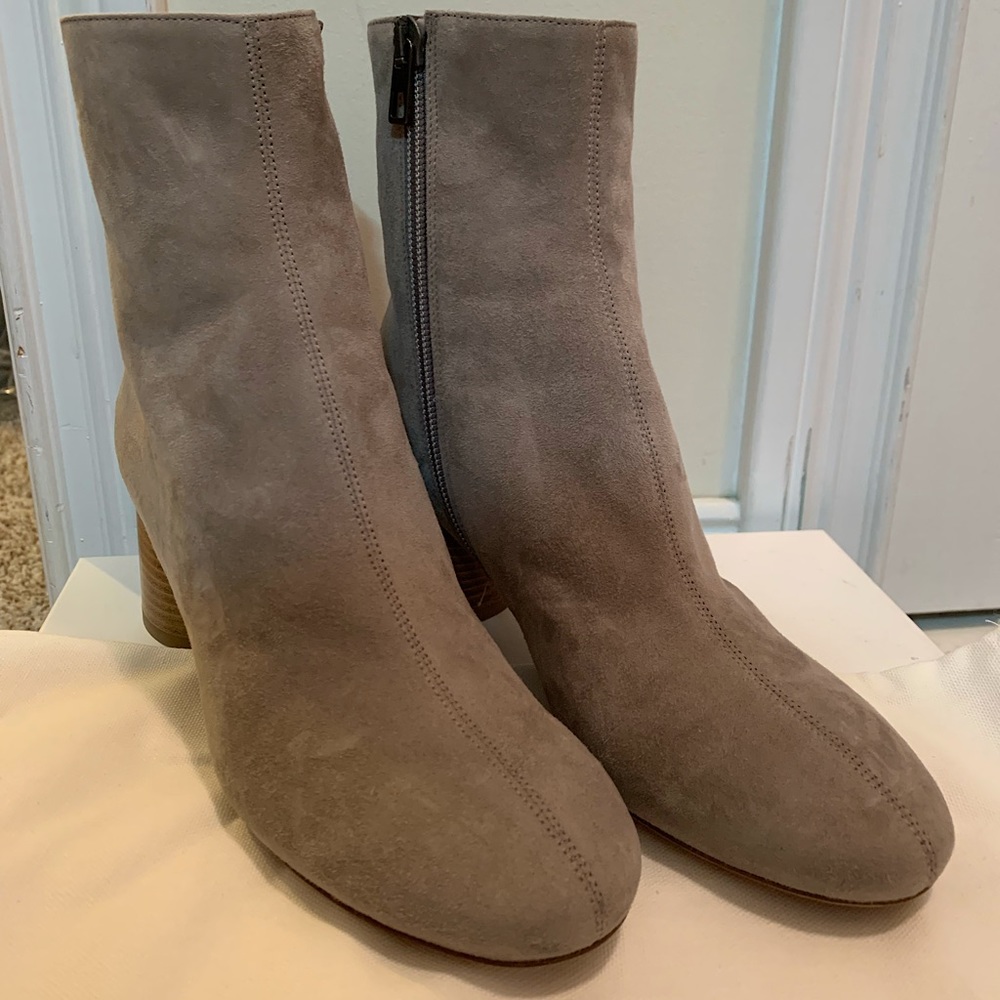 Brand new Vince Tasha-2 boots in gray suede size 5